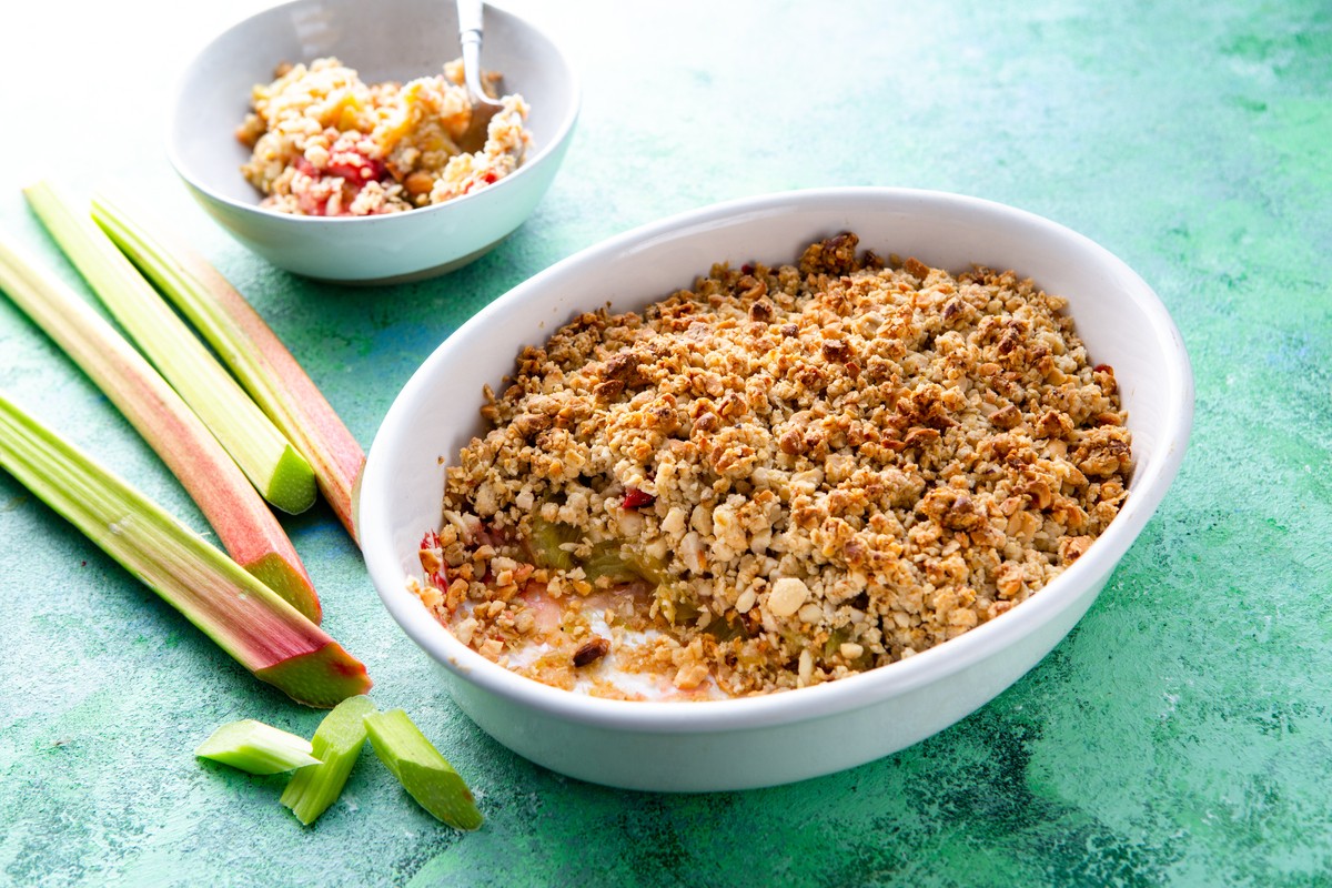 Rhabarber Crumble mit Haselnüssen und Vanille