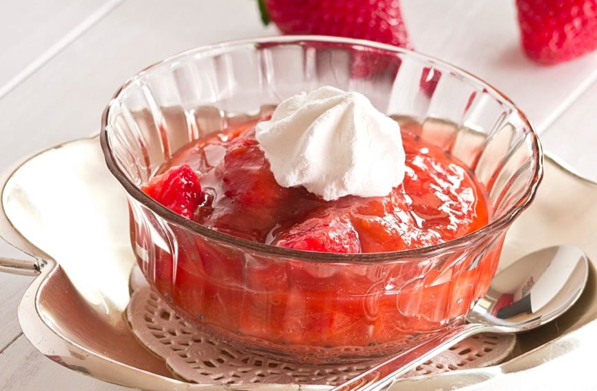 Rhabarber Kompott mit Erdbeeren und Vanillepuddingpulver