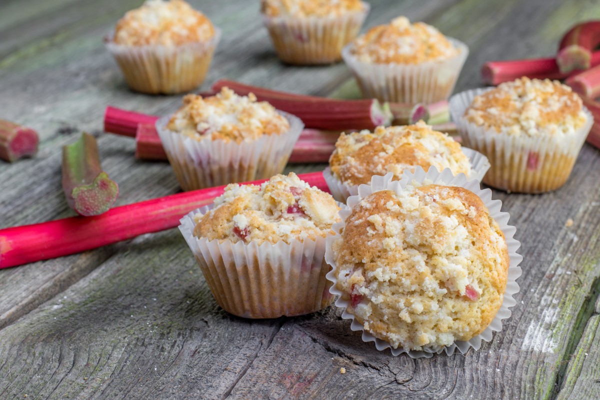 Rhabarber Muffins mit Streuseln und Rhabarberkompott