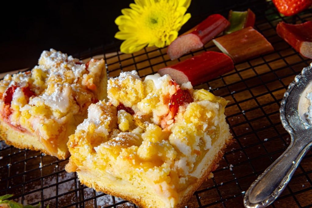 Rhabarberkuchen mit Erdbeeren aus Hefeteig und Sreuseln