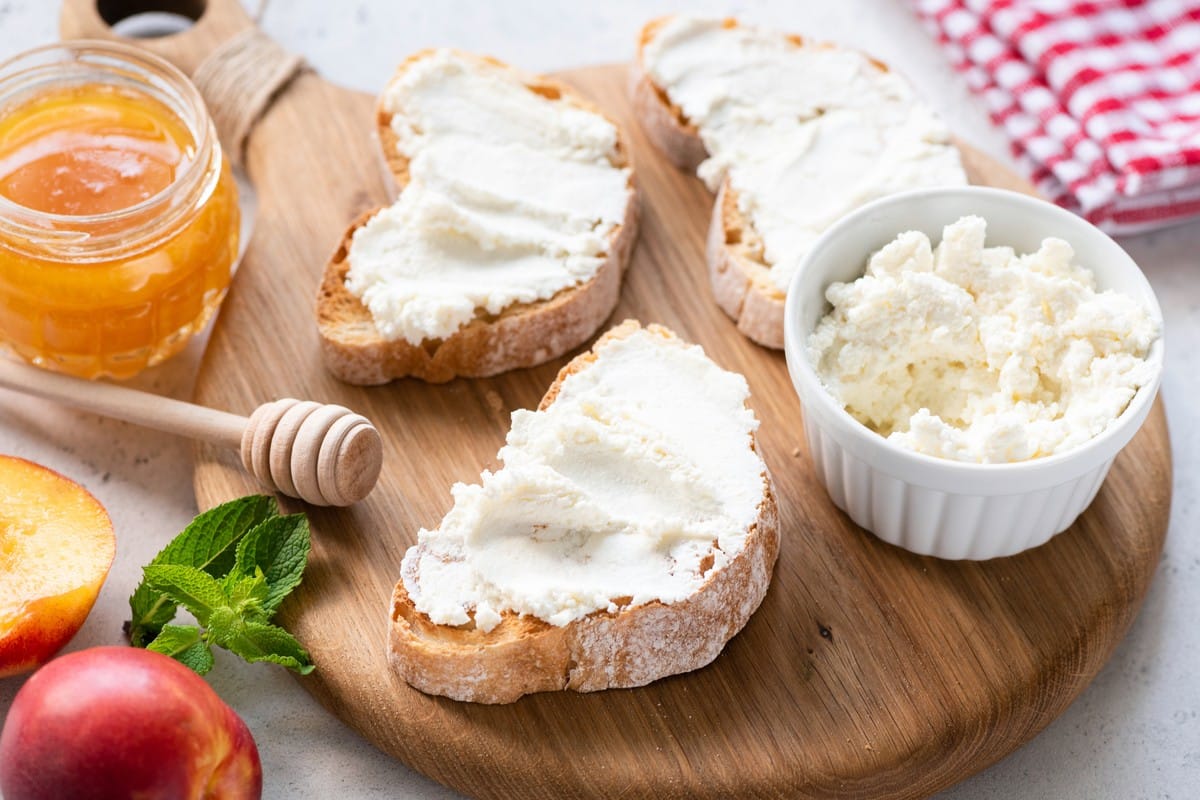 Ricotta Aufstrich aus Milch und Sahne selber machen