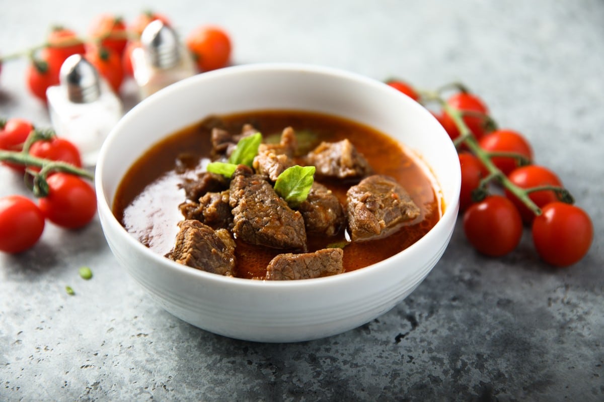 Rindergulasch mit Knoblauch und Zwiebeln im Backofen