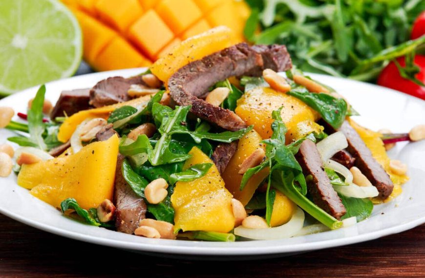 Rindfleischsalat mit Mango, Rucola und Erdnüssen