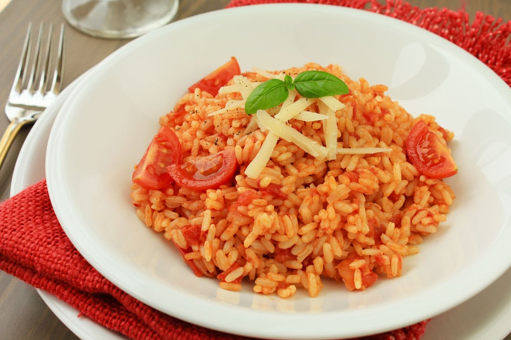 Risotto Reis in Tomatensauce mit Zwiebeln und Knoblauch