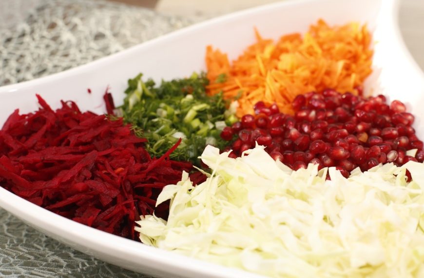 Rohkost Salat mit Spitzkohl, Chips und Granatapfel