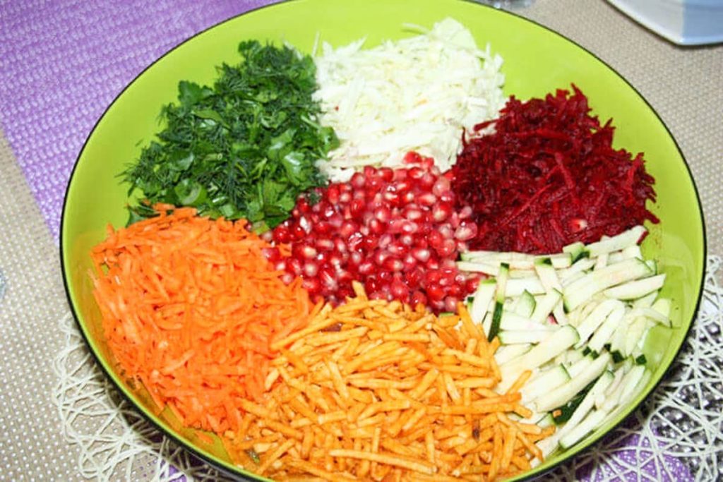 Rohkostsalat mit Spitzkohl, Karotten und Granatapfelkernen