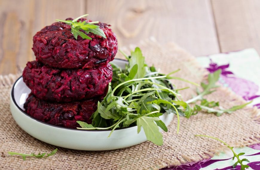 Rote Beete Buletten mit Knoblauch und Grieß