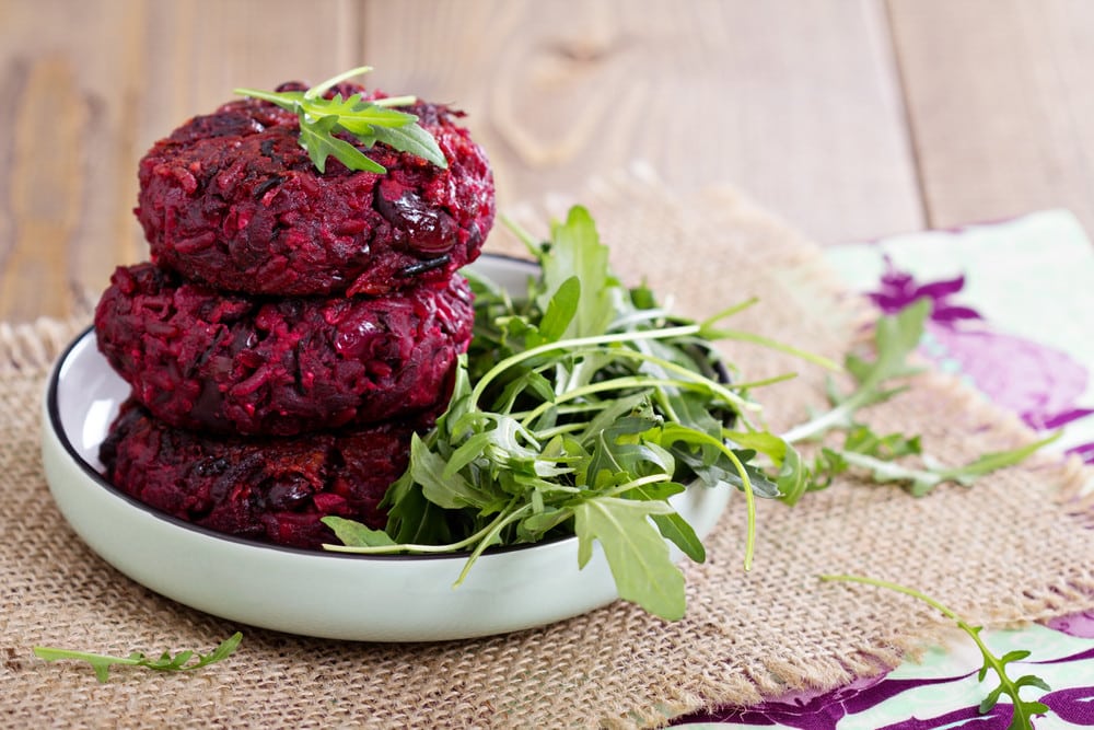 Rote Beete Buletten mit Knoblauch und Grieß