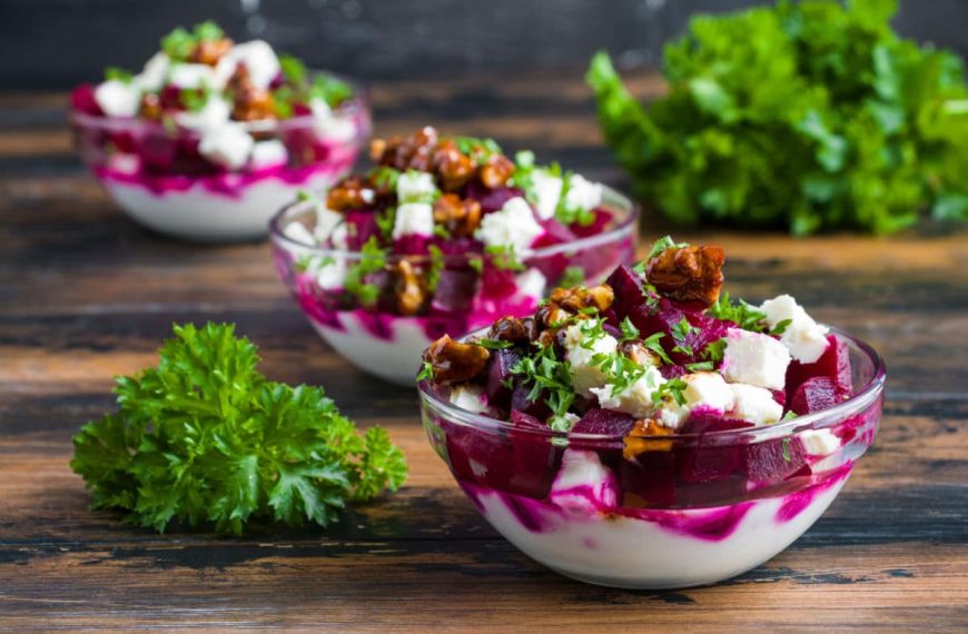 Rote Beete Salat mit Feta, Nüssen und Joghurtdressing