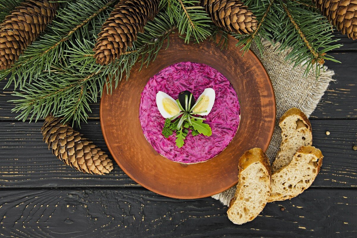 Rote Beete Salat mit Hering, Kartoffel, Karotten, Eiern und Apfel