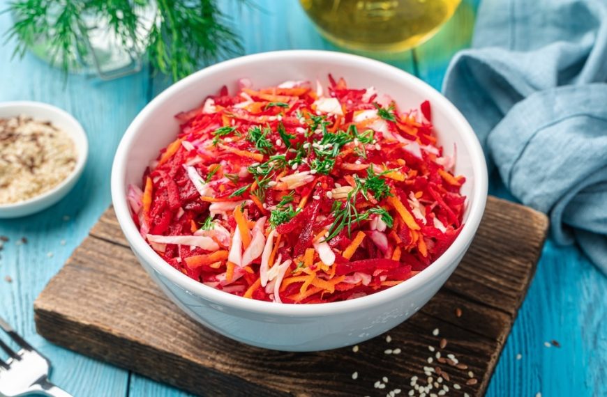 Rote Beete Salat mit Karotten und Weißkohl
