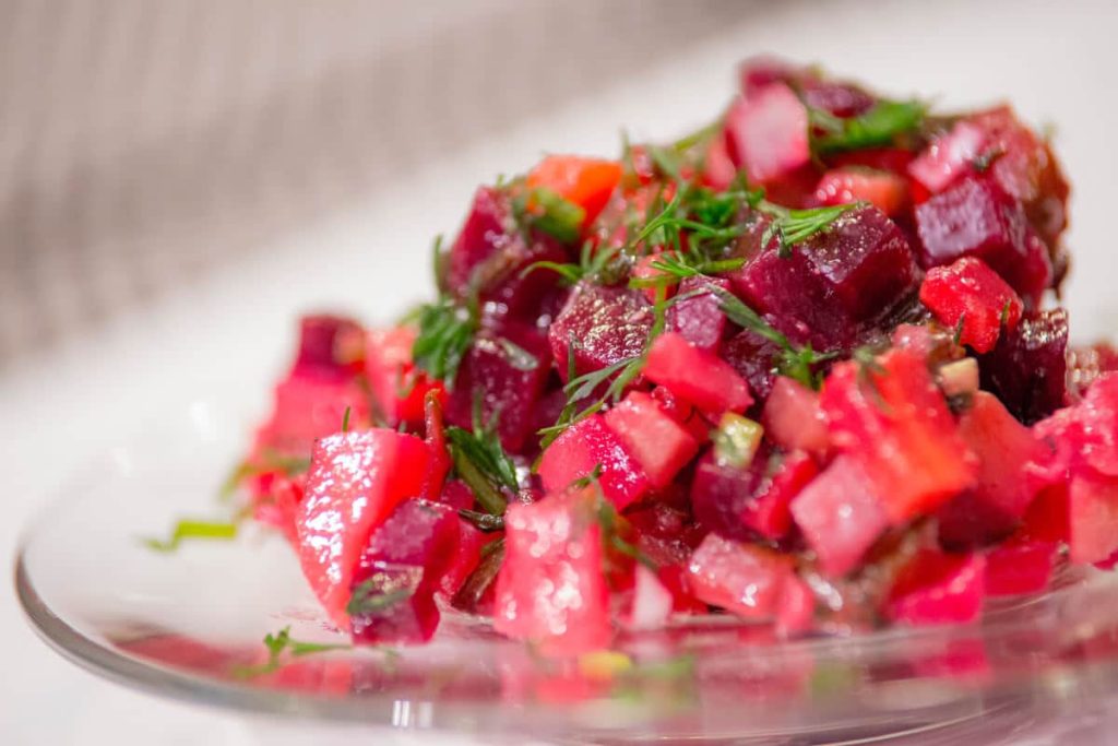 Rote Beete Salat mit Kartoffeln, Möhren und Gurken
