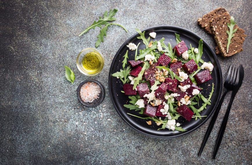 Rote Beete Salat mit Nüssen, Rucola und Ziegenkäse