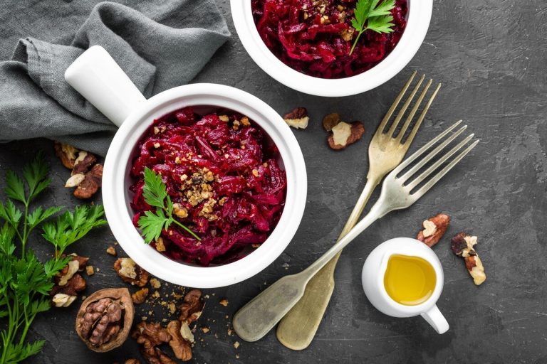 Rote Beete Salat mit Walnüssen, Apfel und Schmand