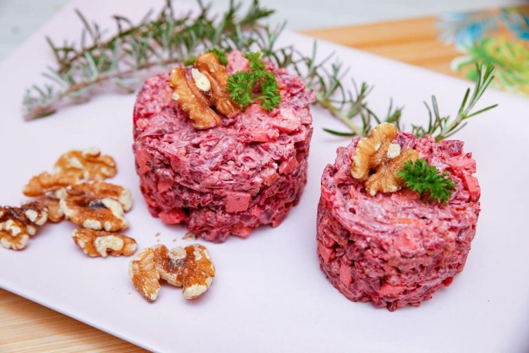 Rote Beete Salat mit Walnüssen, Apfel und Schmand