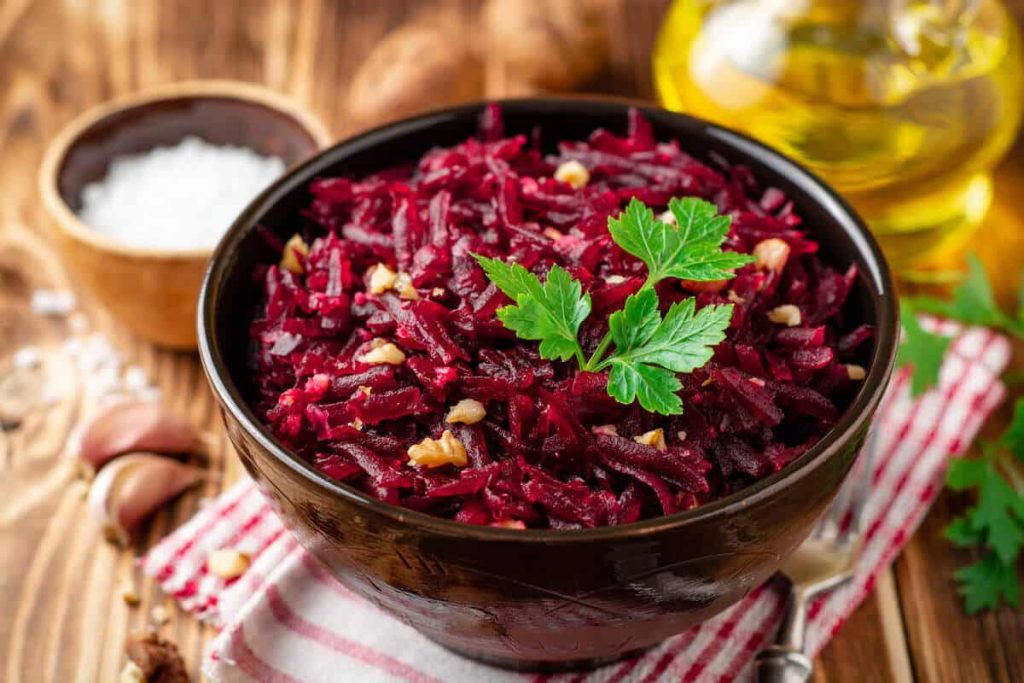 Rote Beete Salat mit Walnüssen, Knoblauch und Petersilie