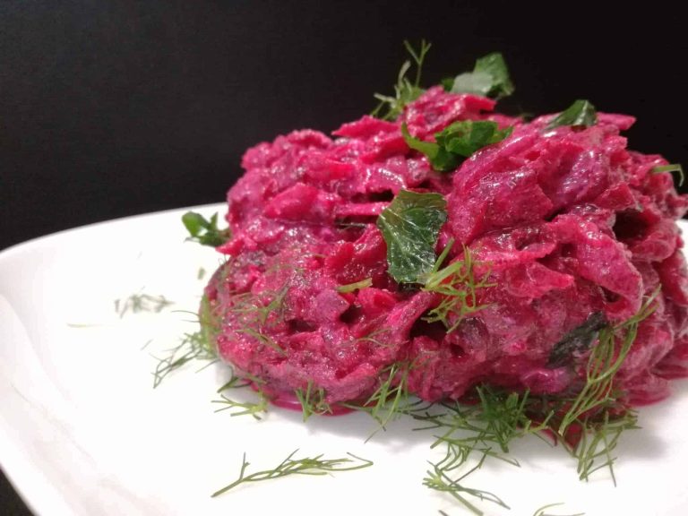 Rote Beete Salat mit Walnüssen, Apfel und Schmand
