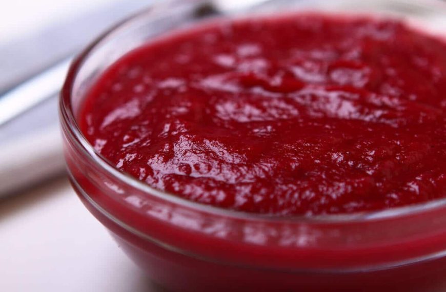 Rote Beete Soße mit Beeren, Senf und Meerrettich