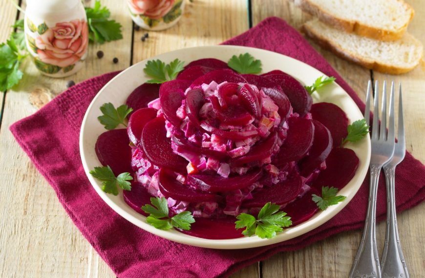 Rote Bete Salat mit Hering und Gemüse