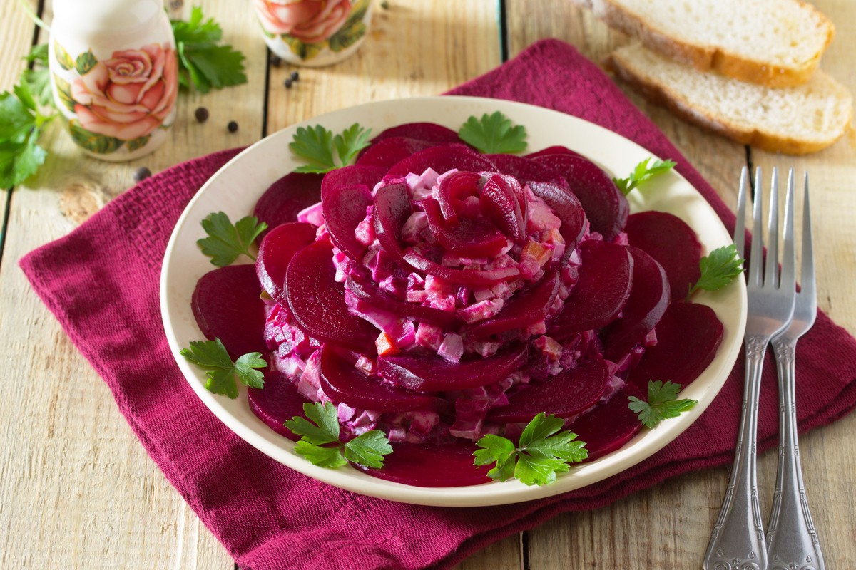 Rote Bete Salat mit Hering und Gemüse