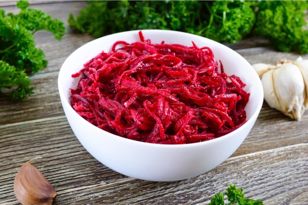 Rote Bete Salat mit Zwiebeln und Knoblauch auf koreanische Art