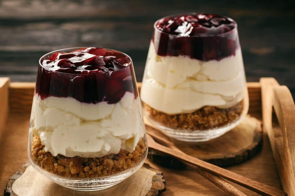 Rote Grütze Nachtisch mit Cookies und Sahnequark