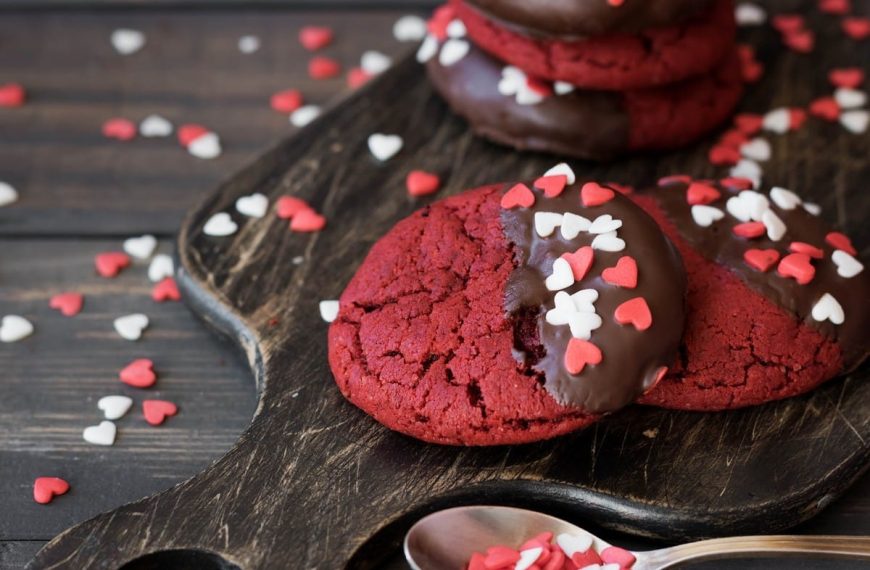 Rote Kekse mit Kakao und Schokoladenglasur zum Valentinstag