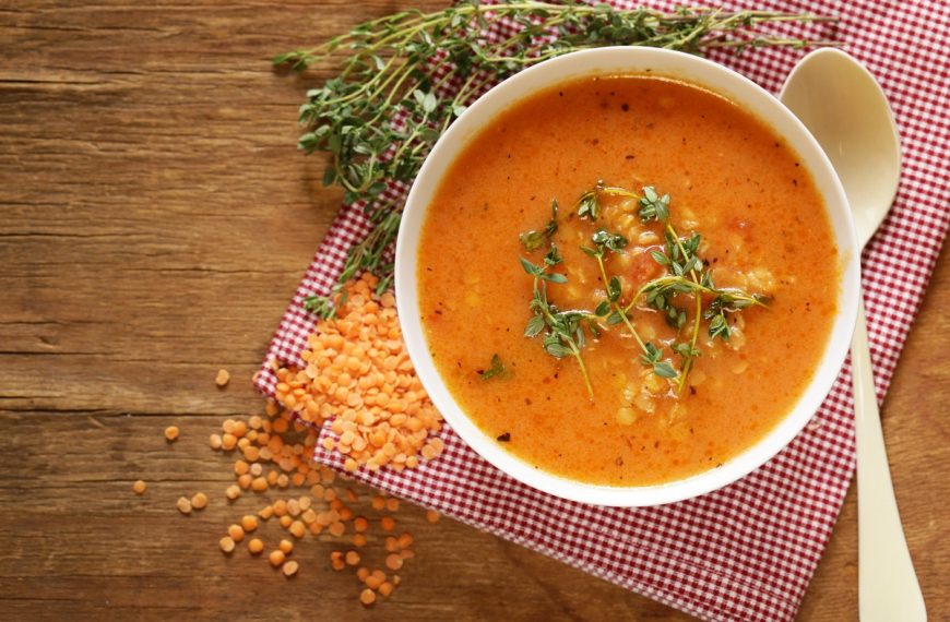 Rote Linsensuppe mit Soja und Gemüse