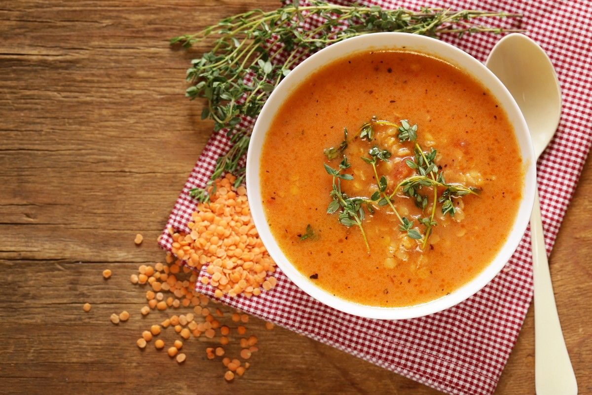 Rote Linsensuppe mit Soja und Gemüse