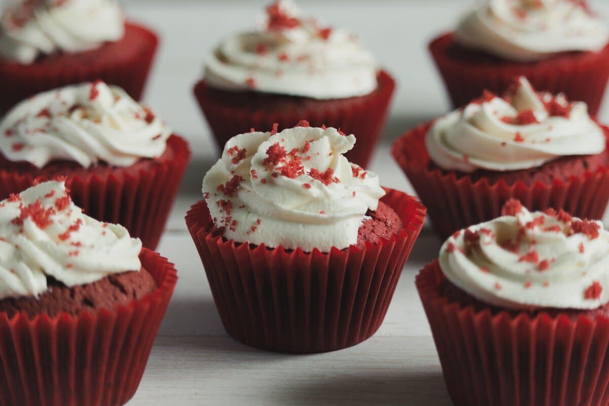 Rote Red Velvet Cupcakes mit Frischkäse Frosting