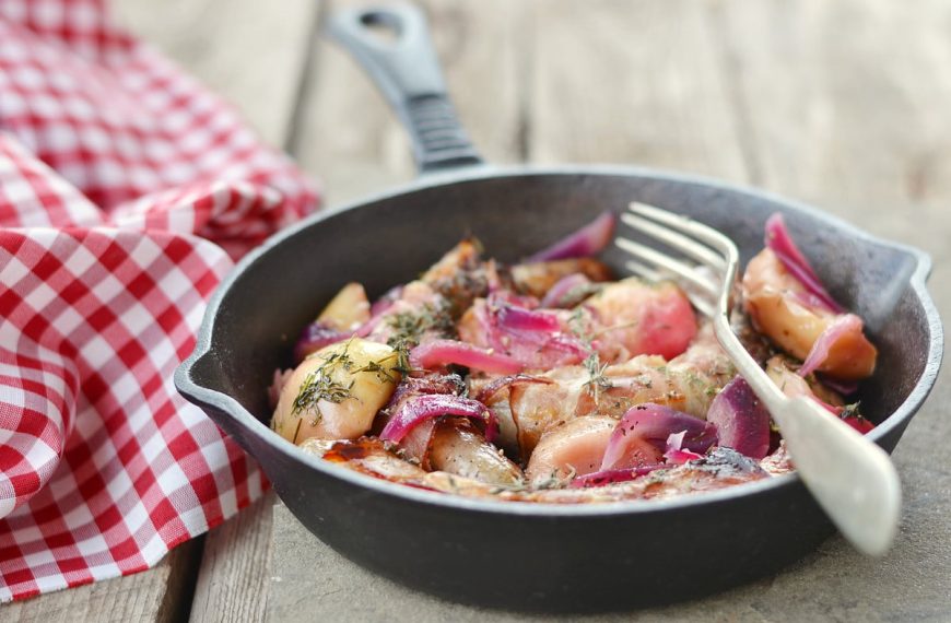 Rotkohl mit Äpfeln und Würstchen aus der Pfanne