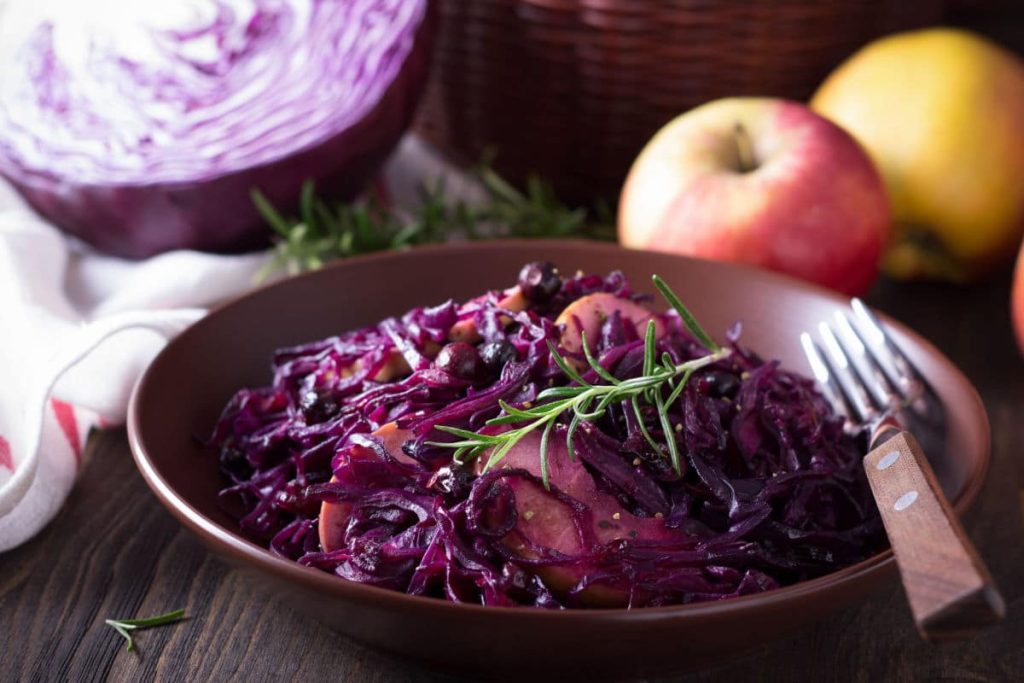 Rotkohl mit Apfel und Zwiebeln zu Fleischgerichten