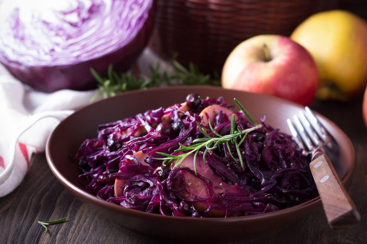 Rotkohl mit Apfel und Zwiebeln zu Fleischgerichten