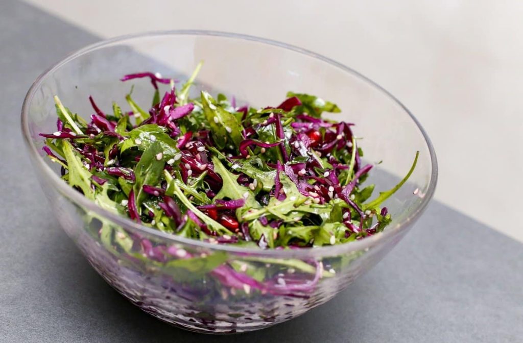 Rotkohlsalat mit Rucola und Sesam
