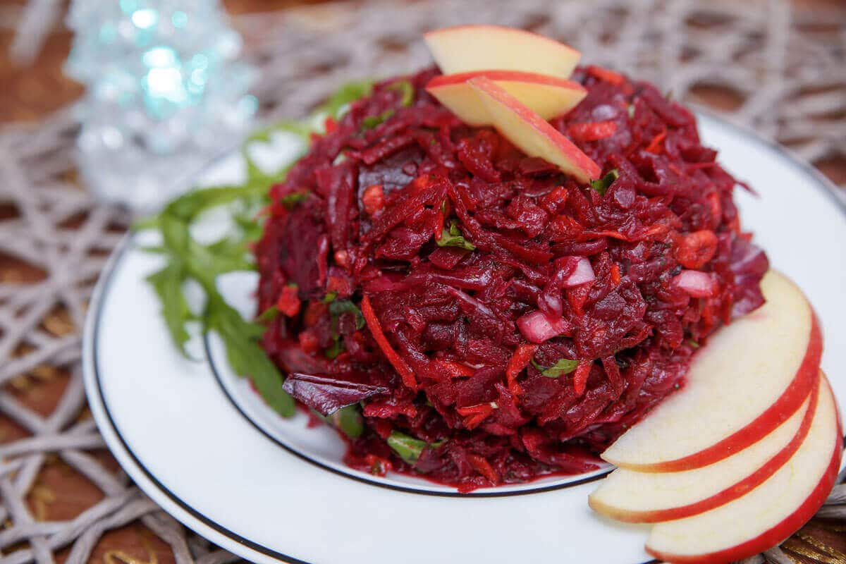 Rotkohlsalat mit rote Beete, Apfel und Salatkrönung