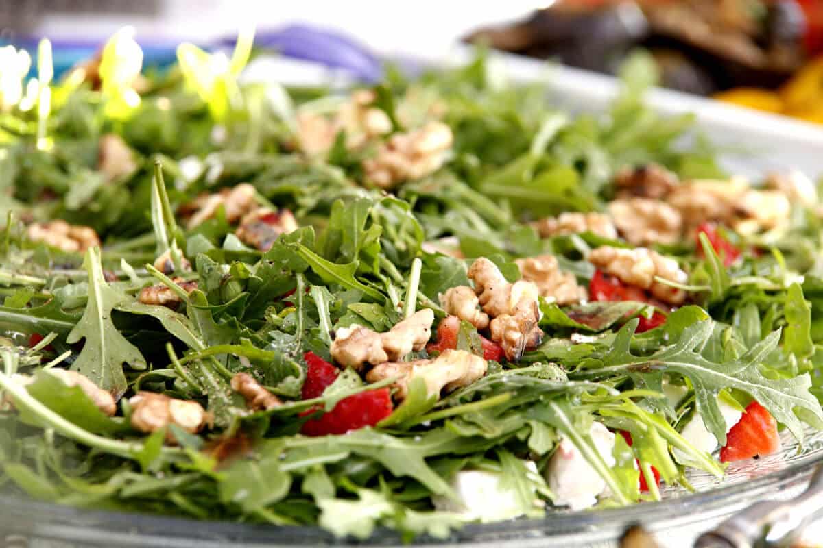 Rucola Salat mit Erdbeeren, Feta und Walnüssen