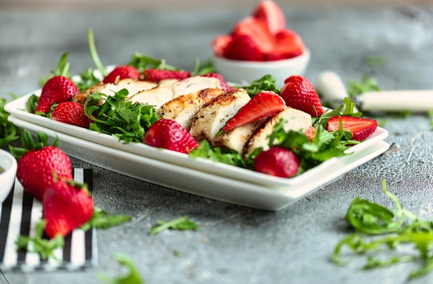 Rucola Salat mit Hähnchenbrust und Erdbeeren