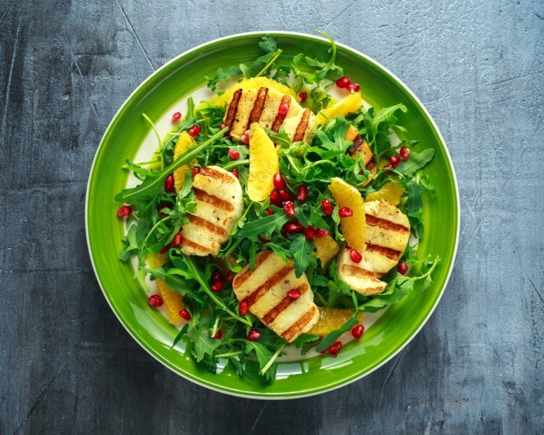Rucola Salat mit Halloumi Käse, Orange und Honigdressing