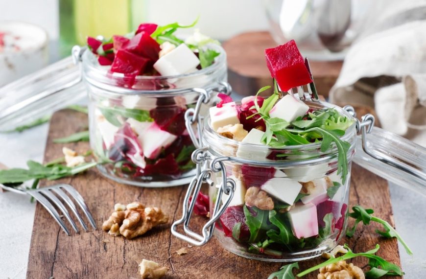 Rucolasalat mit Feta, roter Beete und Nüssen