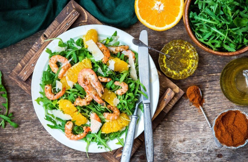 Rucolasalat mit Garnelen, Orangen und Balsamico Dressing