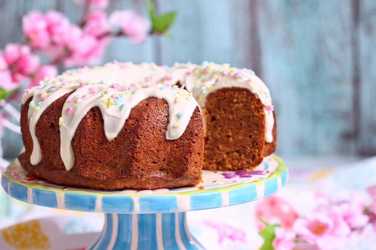 Rüblikuchen zu Ostern backen – Osterkuchen mit Möhren und Frischkäsecreme