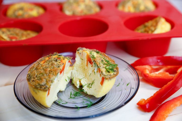 Burrito mit Rührei, Paprika und Tomaten zum Frühstück