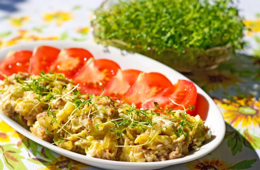 Rührei mit Thunfisch, Koriander und Zwiebeln als Frühstücksidee