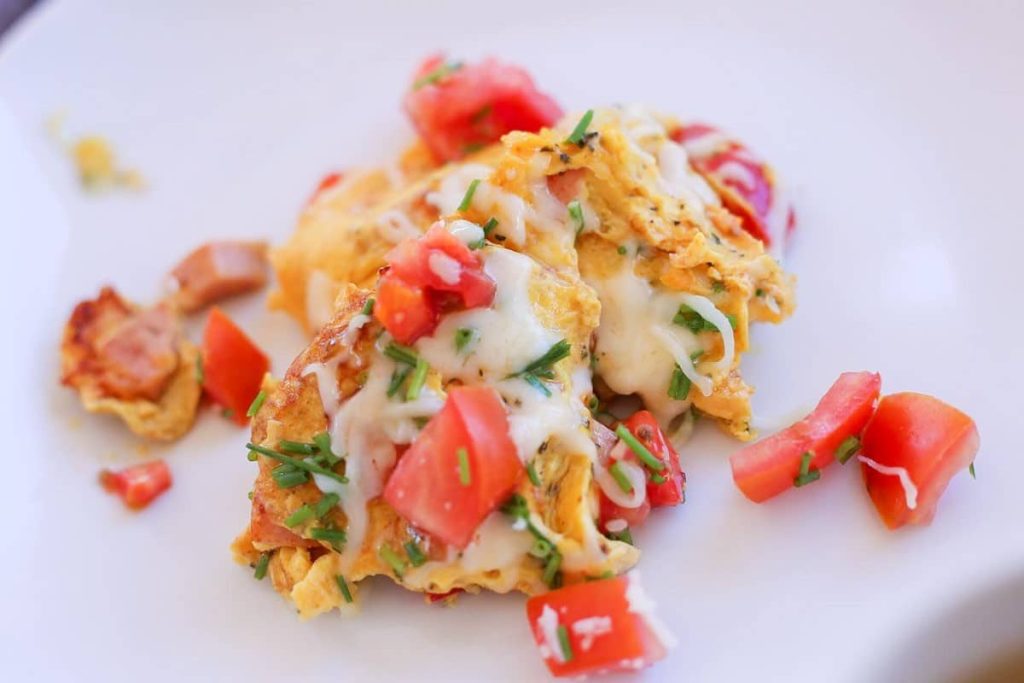 Rührei mit Tomaten und Schnittlauch zum Frühstück