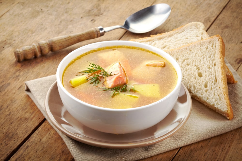 Russische Fischsuppe mit Lachs