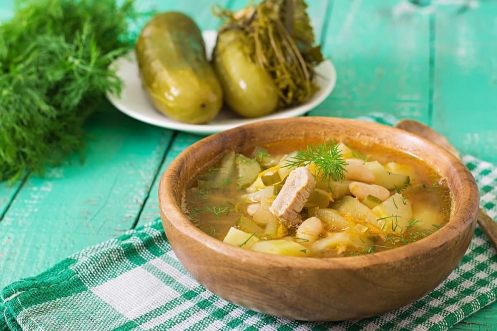 Russische Fleischsuppe Rassolnik mit Essiggurken