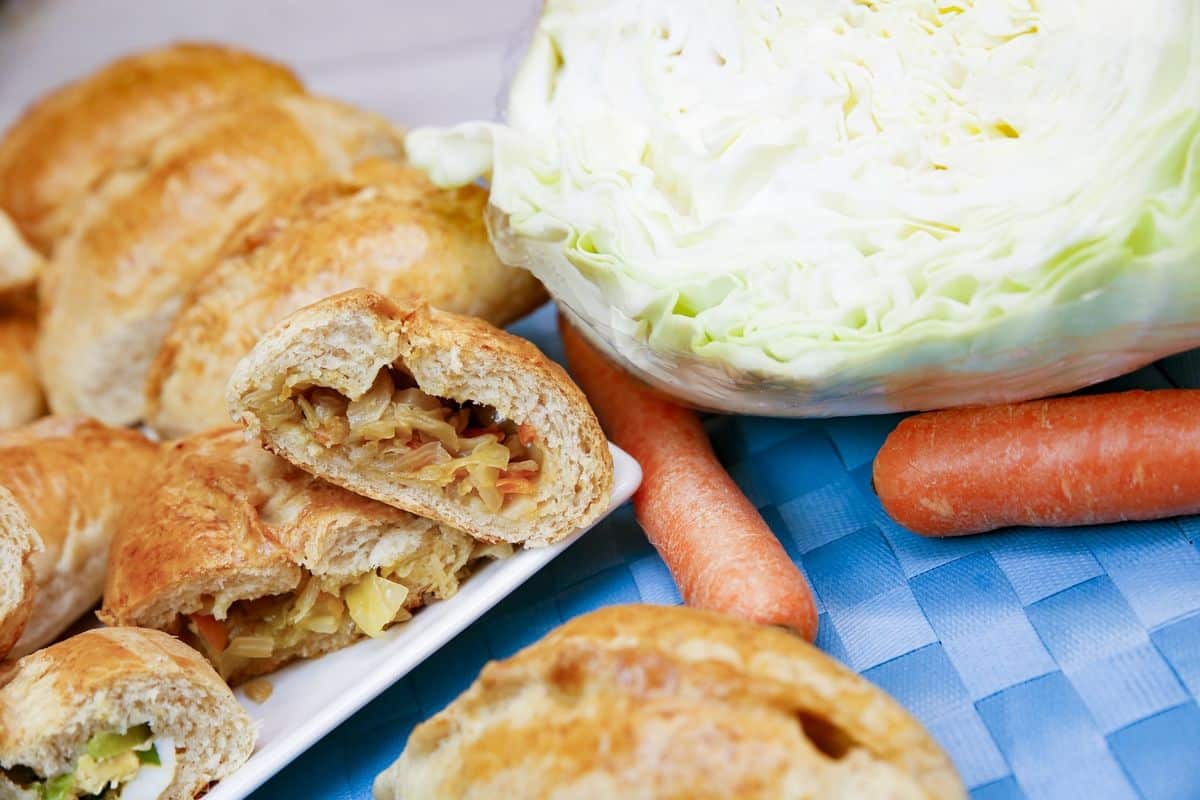 Russische Piroggen mit Weißkohl