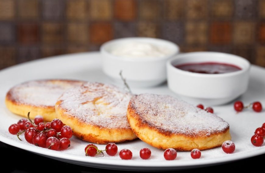 Russische Quarkkeulchen mit Hüttenkäse und Ei
