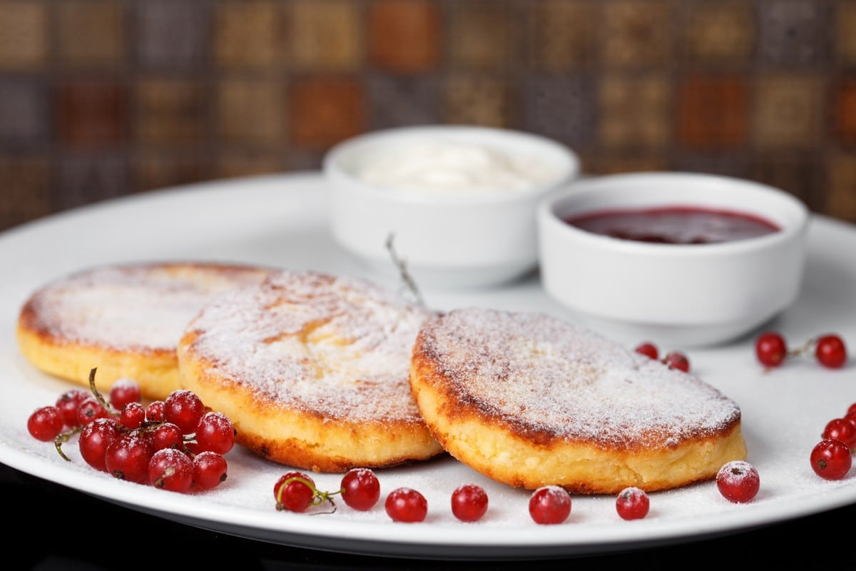 Russische Quarkkeulchen mit Hüttenkäse und Ei