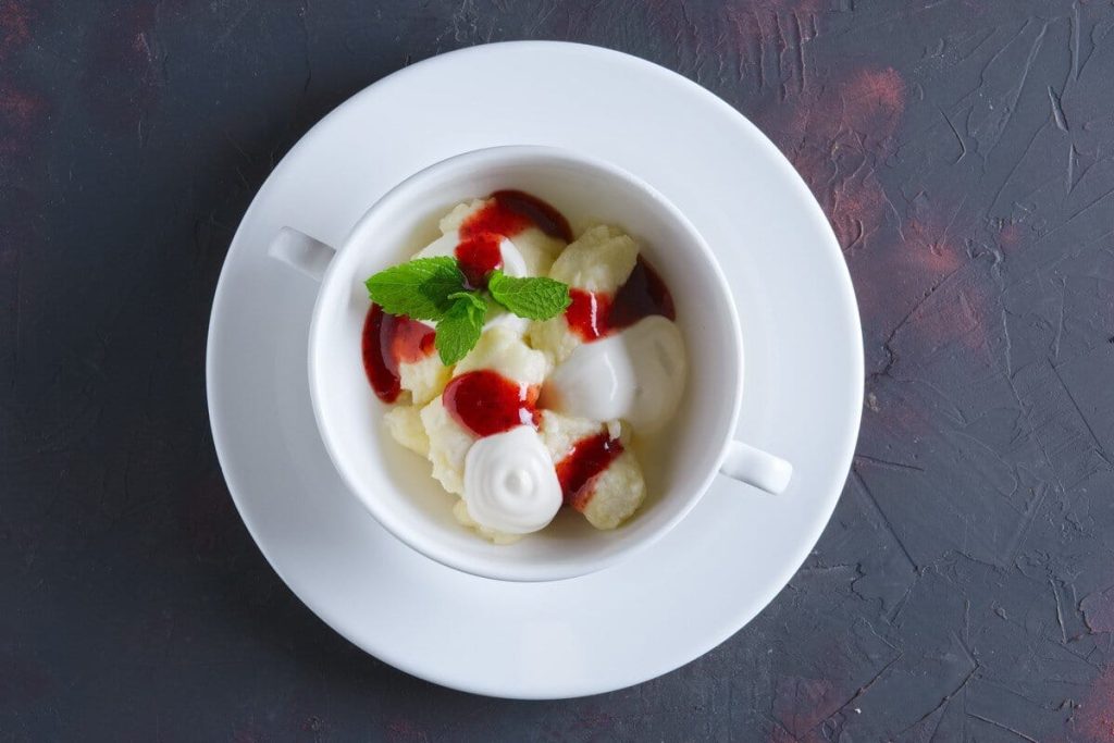 Russische Pfannkuchen - Blini mit Frischkäse, Zimt und Marmelade